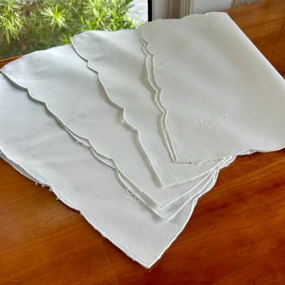 Vintage White Embroidered Cloth Napkins Set of 4 with Scalloped Edges - Picture 5 of 11